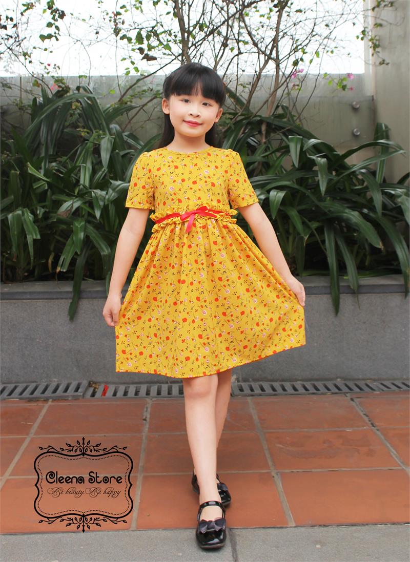 Đầm xòe xếp bèo eo ruy băng hoa đỏ nền vàng
