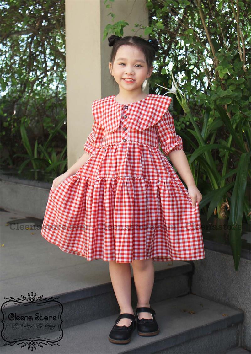 Đầm kẻ đỏ nẹp giữa đính cúc tay lửng