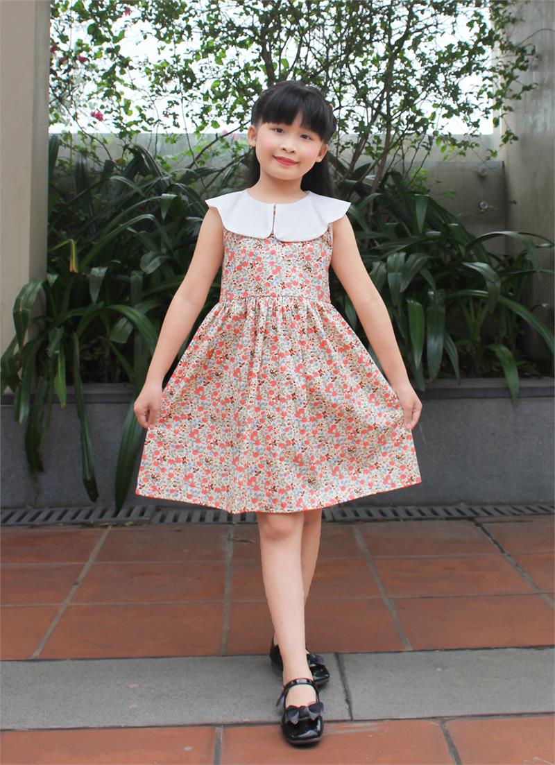 Đầm xòe cổ lá sen trắng sát nách hoa nhí đỏ