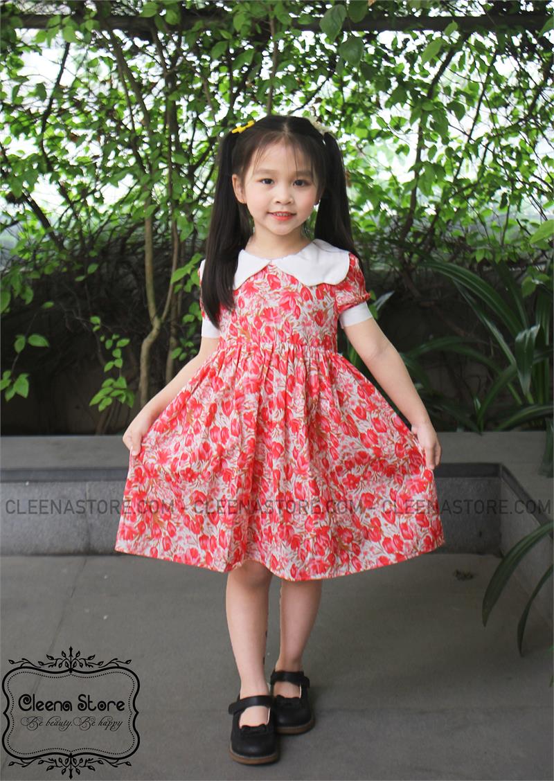 Đầm cổ trắng cắt lượn hoa đỏ hồng