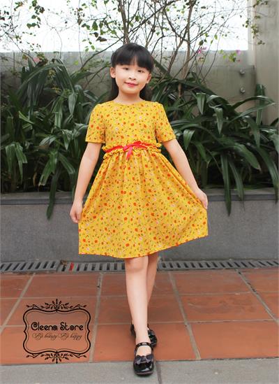 Đầm xòe xếp bèo eo ruy băng hoa đỏ nền vàng