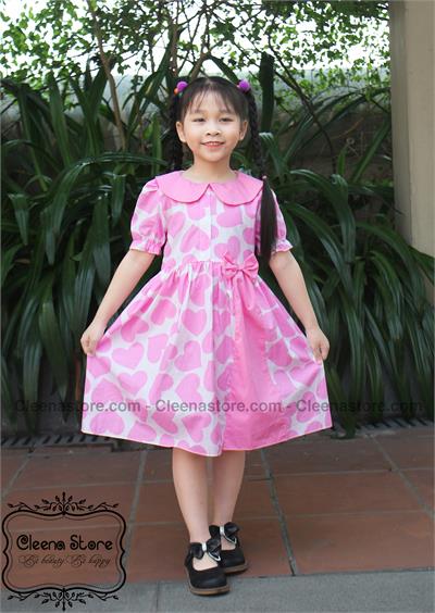 Đầm xòe cổ sen tay cộc chun, đáp V vải màu ở tùng, họa tiết trái tim hồng