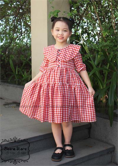 Đầm kẻ đỏ nẹp giữa đính cúc tay lửng