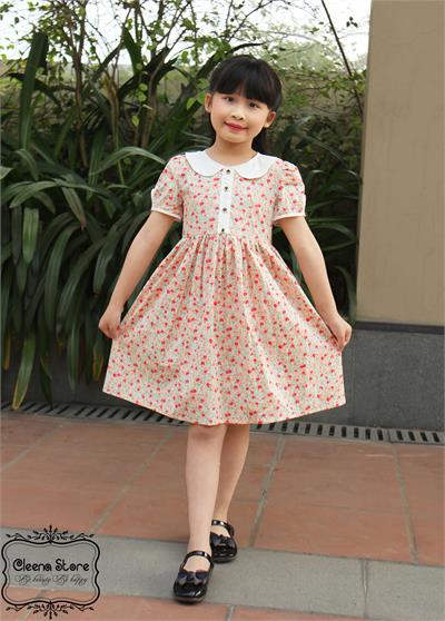 Đầm xòe cổ trắng nẹp giữa tay khoét hoa nhí nền trắng